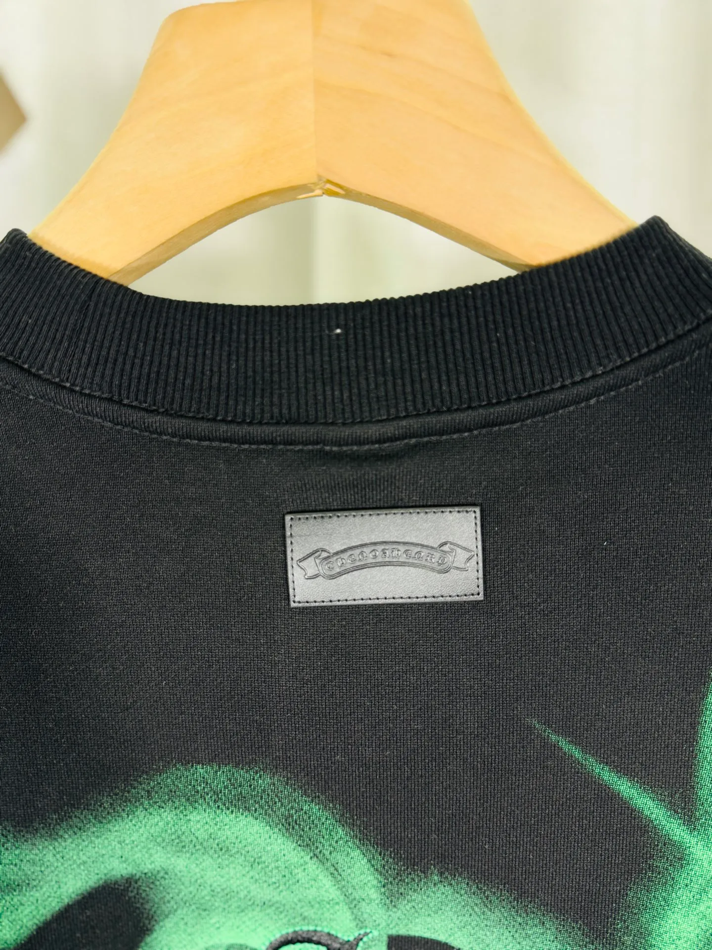 P240 top version, real shot without P, ​​different from market currency) 𝗖𝗵𝗿𝗼𝗺𝗲 𝗛𝗲𝗮𝗿𝘁𝘀/Croxin 2025 3D three-dimensional autumn and winter new original single counter American laser color printed patch embroidered couple casual sweatshirt 👑The highest version! Customized fabric 430g tripe terry fabric!  The best-selling model in the counter, very comfortable to wear. Accessories: original molded and authenticated collar label➕100% silk wash label. Genuine purchase-grade original hangtag➕matching hanging rope➕3D hanging beads➕original packaging bag. Craftsmanship: The original version has consistent wiring! The highest version of the armhole matching technique! Color: White Black Size: S M L XL Style No.: 9304